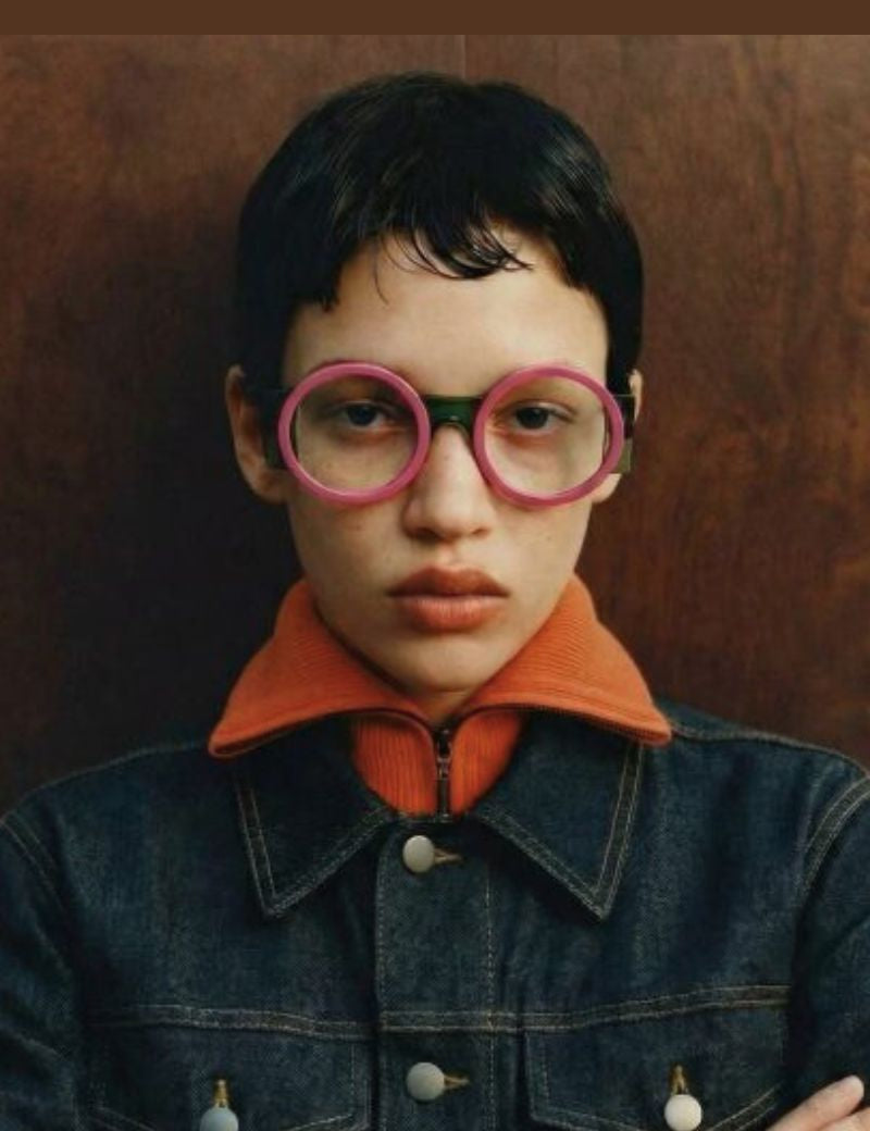 Model mit Holzbrille im BONOCLER Store Zürich