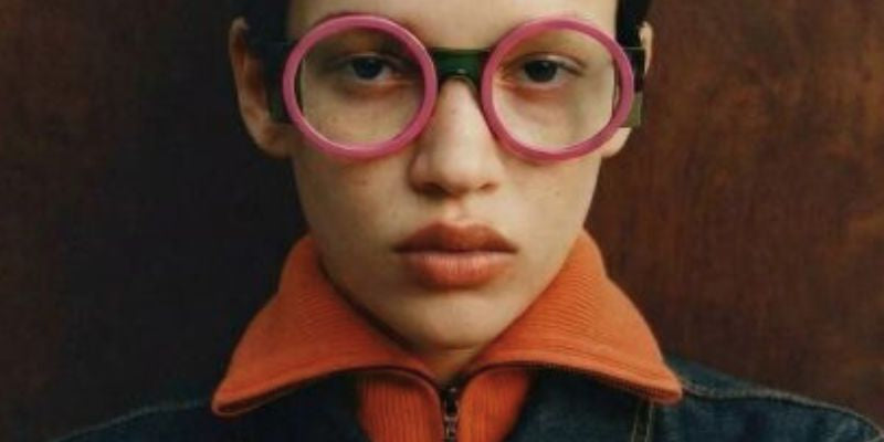 Model mit Holzbrille im BONOCLER Store Zürich