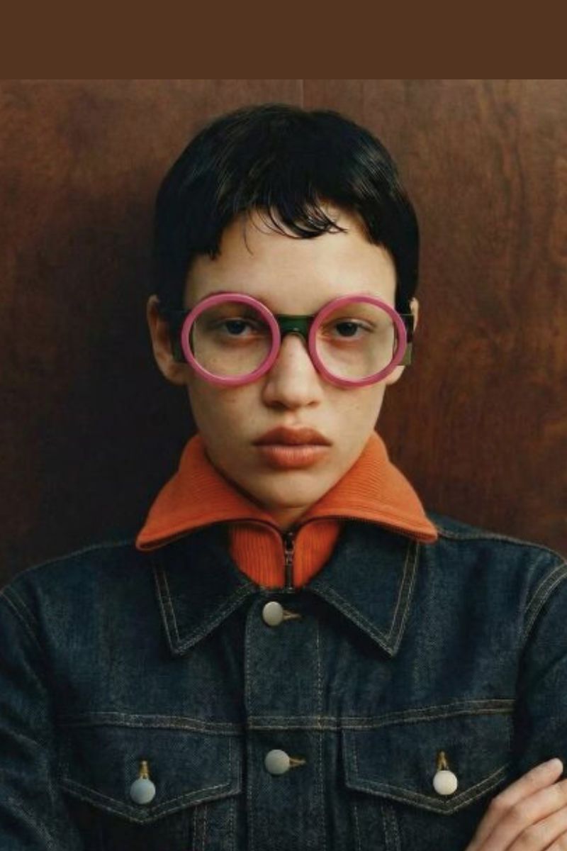 Model mit Holzbrille im BONOCLER Store Zürich