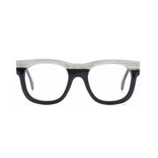 Markant verarbeitete, ovale Brille aus Bioacetat und Holz in Schwarz. Breite Passform. Limitierte Kollektion mit 250 Stück. Frontansicht.