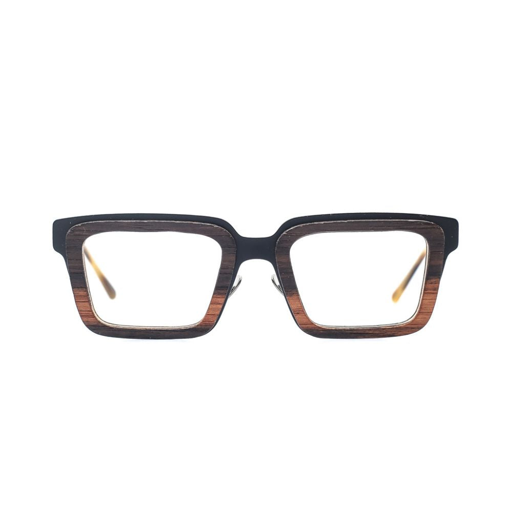 Markant verarbeitete, eckige Brille aus recyceltem Kunststoff und Edelstahl in Braun. Breite Passform. Frontansicht.