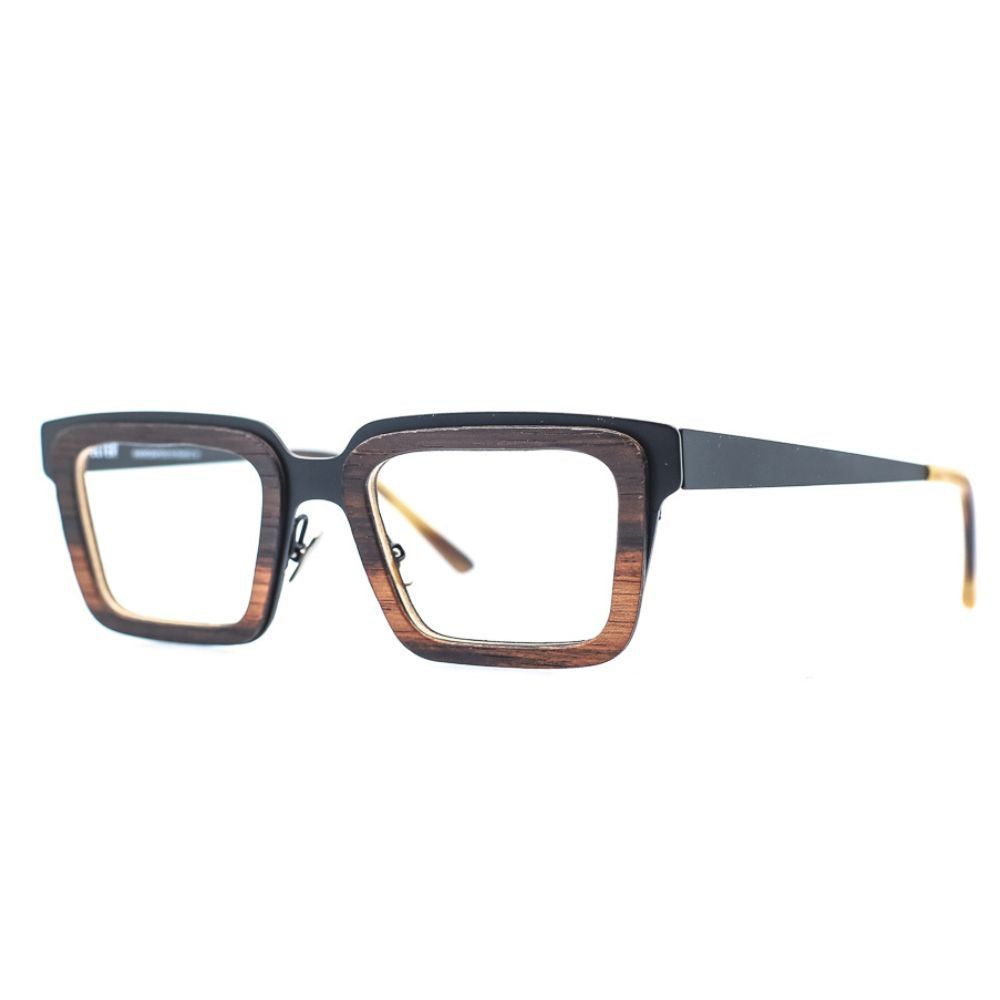 Markant verarbeitete, eckige Brille aus recyceltem Kunststoff und Edelstahl in Braun. Breite Passform. Seitenansicht.