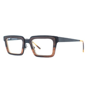 Markant verarbeitete, eckige Brille aus recyceltem Kunststoff und Edelstahl in Braun. Breite Passform. Seitenansicht.