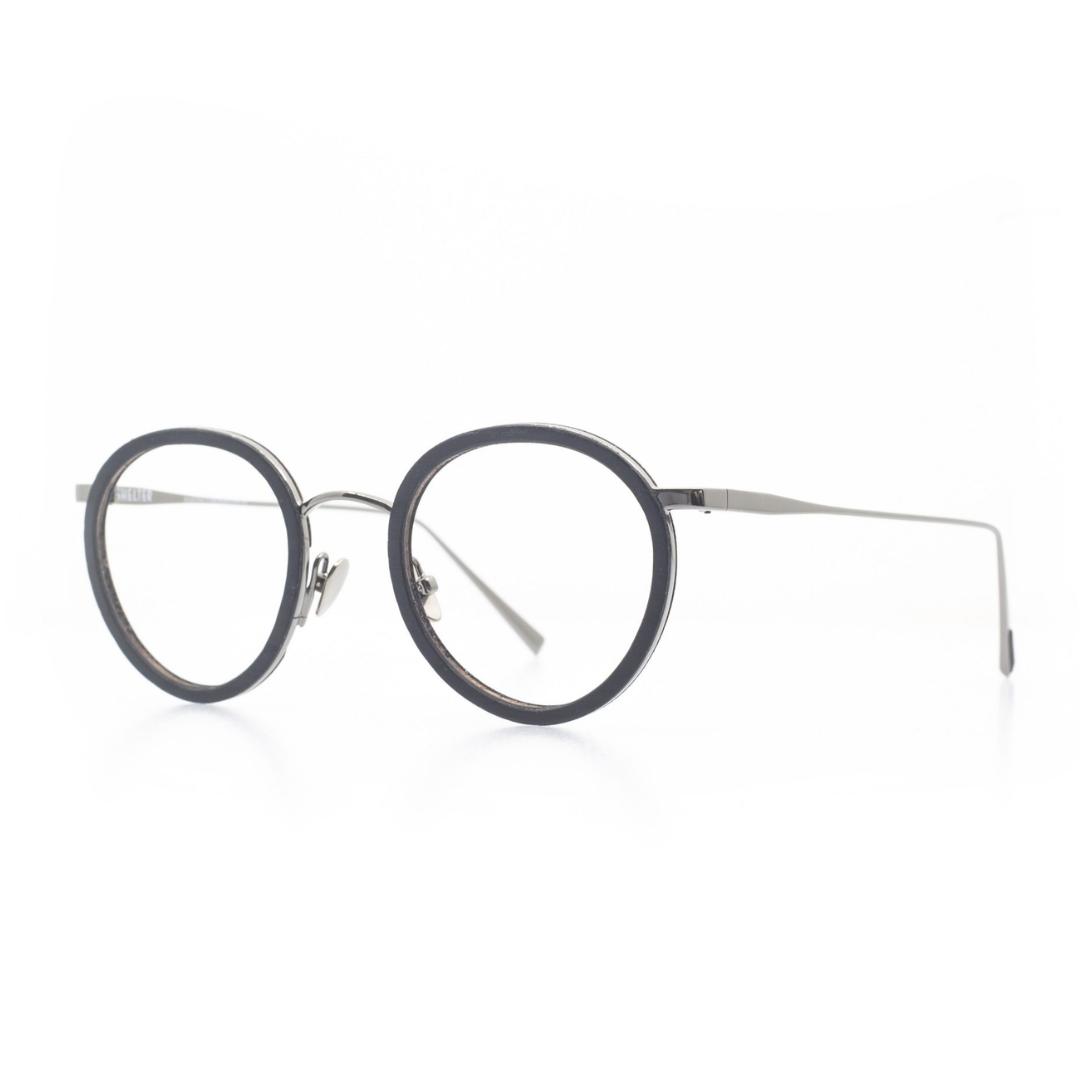 Markant verarbeitete, panto-runde Brille aus Acetat und Edelstahl in Schwarz-Silber. Mittlere Passform. Seitenansicht.