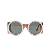 Runde Sonnenbrille Shelter Amalfi weiss braun und weissmit dunklen Gläsern. Frontansicht.