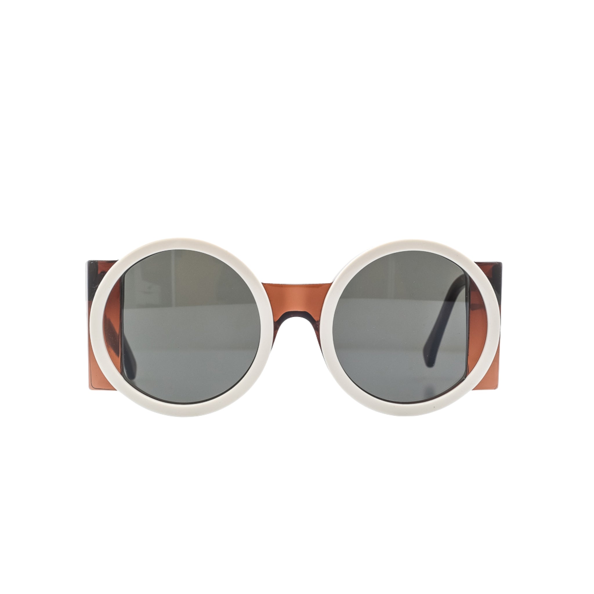 Runde Sonnenbrille Shelter Amalfi weiss braun und weissmit dunklen Gläsern. Frontansicht.