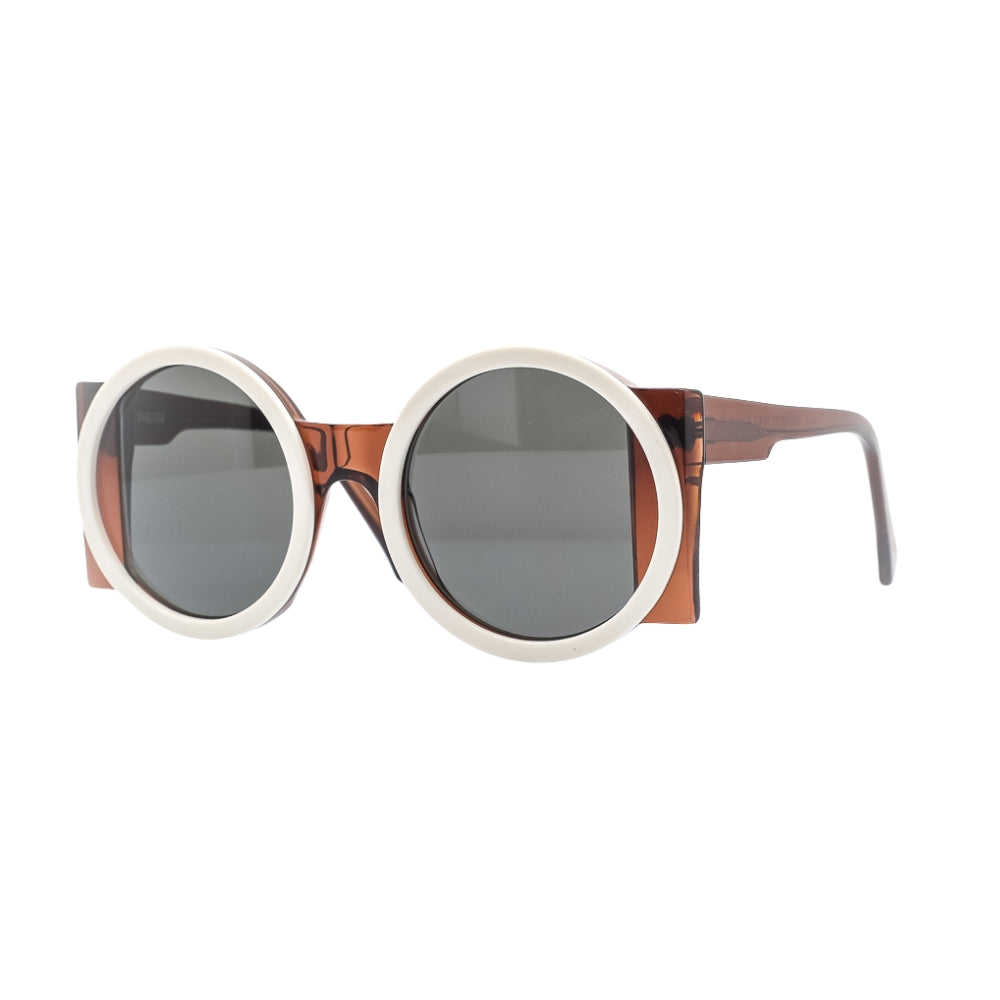 Runde Sonnenbrille Shelter Amalfi weiss braun und weissmit dunklen Gläsern. Seitenansicht.