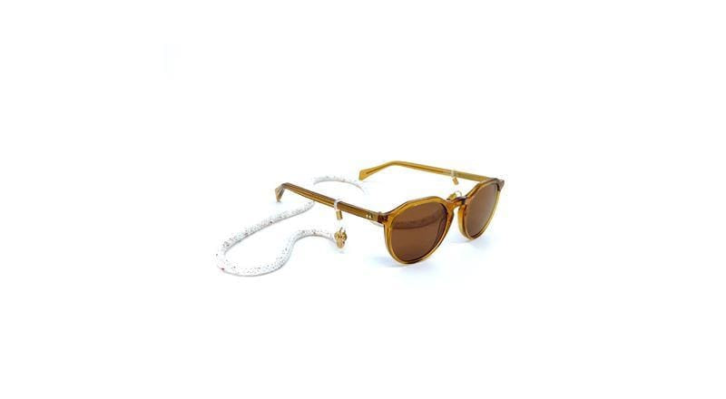 Elegante Brillenkette mit feinem Design, ideal für stilbewusste Brillenträger. Für Mann und Frau. Farbe weiss. Komplettansicht.
