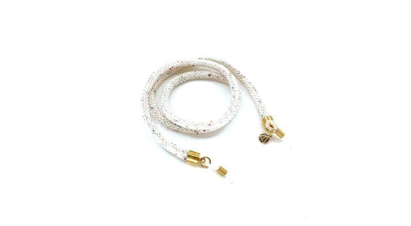 Elegante Brillenkette mit feinem Design, ideal für stilbewusste Brillenträger. Für Mann und Frau. Farbe weiss. Frontansicht.