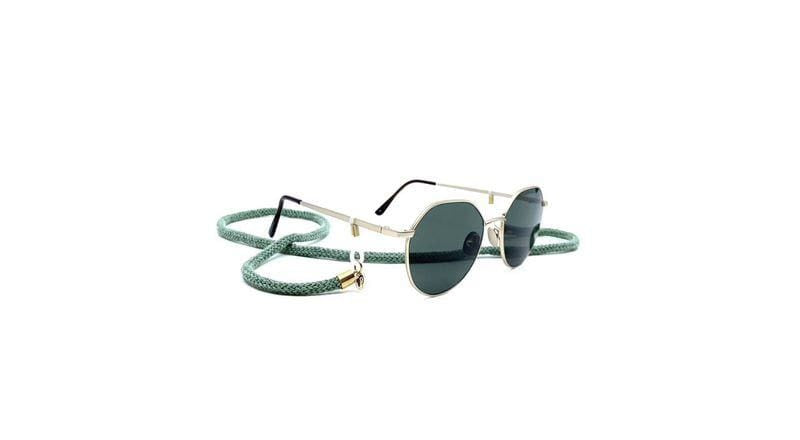 Elegante Brillenkette mit feinem Design, ideal für stilbewusste Brillenträger. Für Mann und Frau. Farbe grün. Komplettansicht.