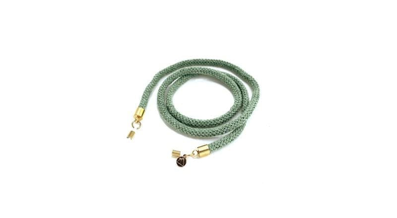 Elegante Brillenkette mit feinem Design, ideal für stilbewusste Brillenträger. Für Mann und Frau. Farbe grün. Frontansicht.